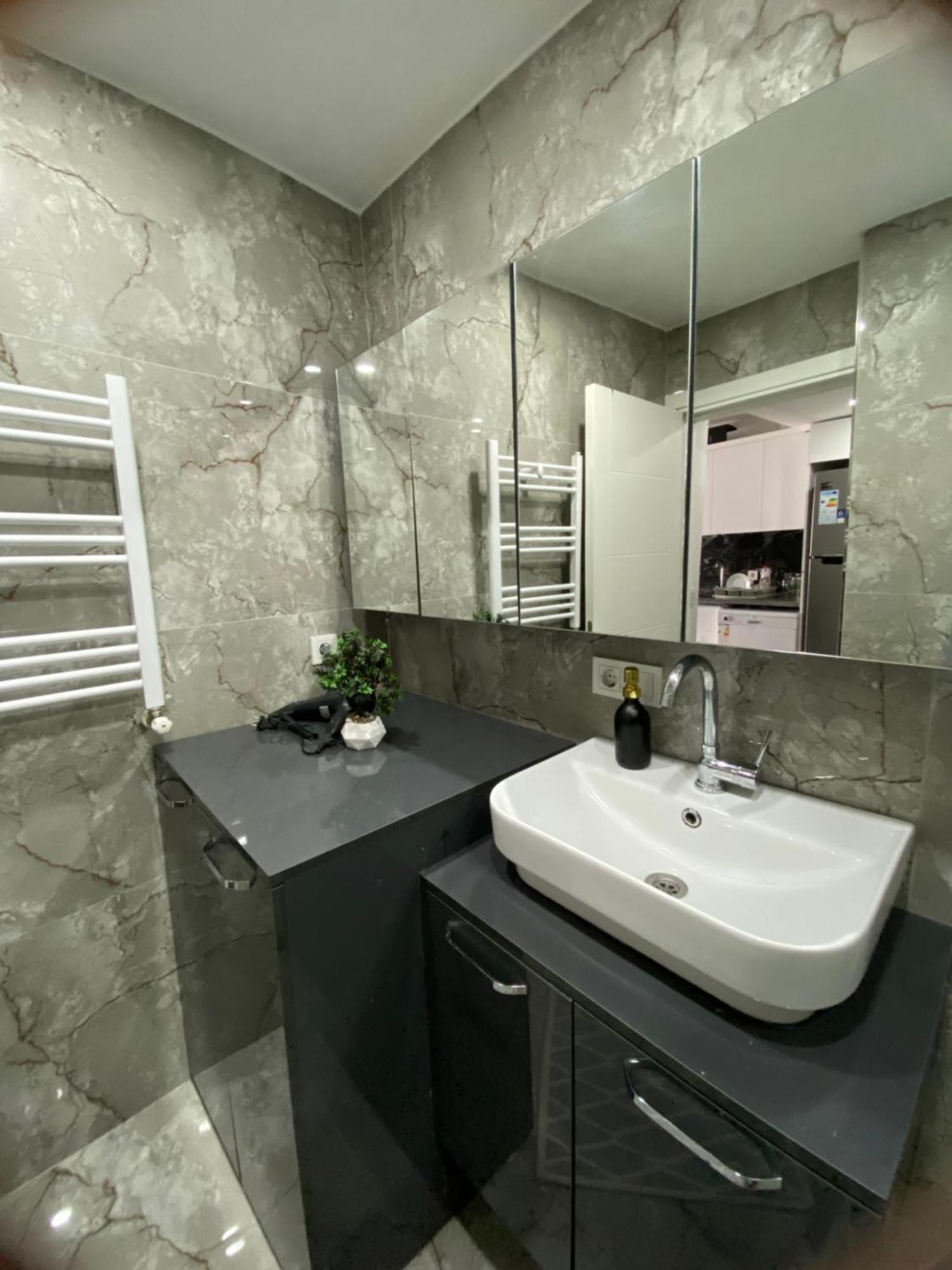 Apartment In The Heart Of The *